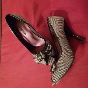 LE CHATEAU Houndstooth Pumps